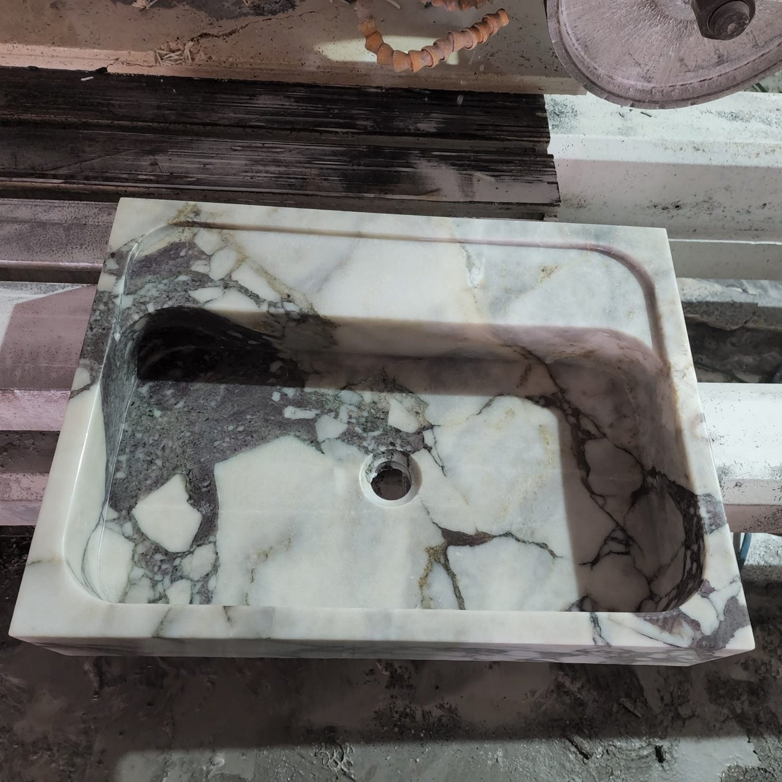 Calacatta Viola Mermer Lavabo – Dikdörtgen Vessel (Tezgah Üstü) Lüks Taş Lavabo (24") - Görsel 3
