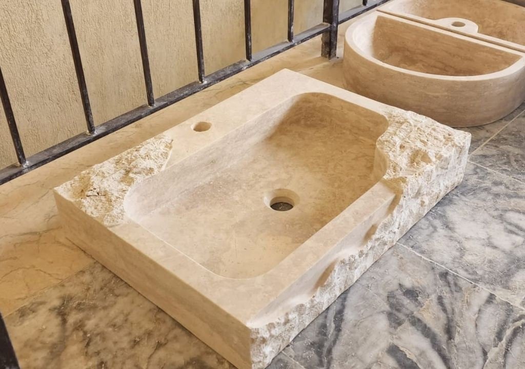 Traverten Taş Lavabo – Split Face (Yontulmuş) Dikdörtgen Duvar Tipi Banyo Lavabosu (24") - Görsel 5