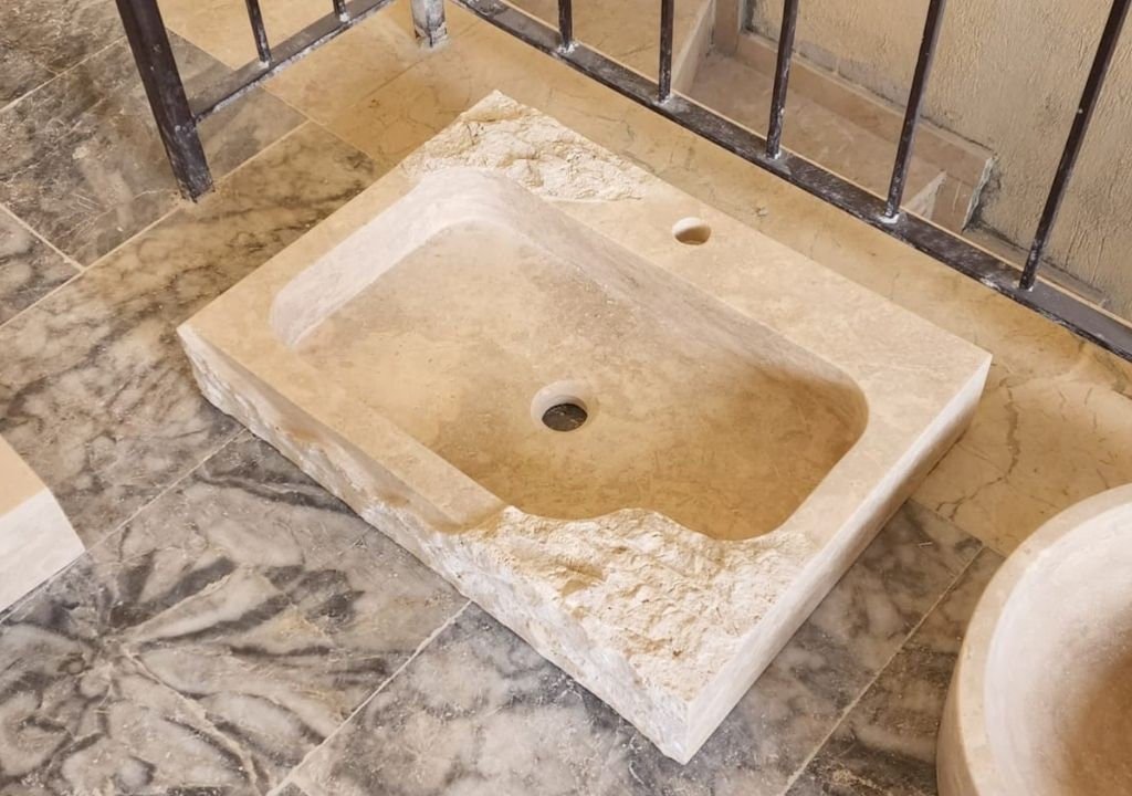 Traverten Taş Lavabo – Split Face (Yontulmuş) Dikdörtgen Duvar Tipi Banyo Lavabosu (24") - Görsel 6