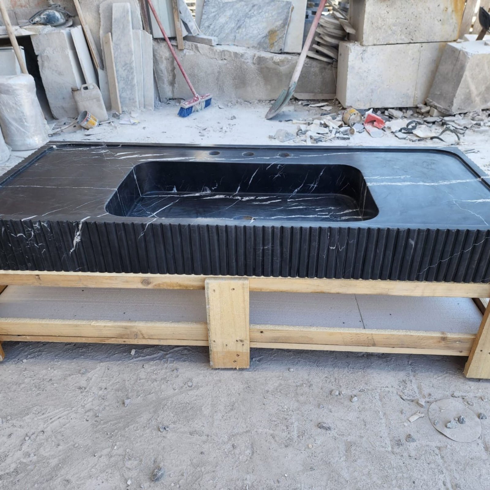 Nero Marquina Mermer Lavabo – 48" Yivli Siyah Duvara Monte Lüks Banyo Tezgahı - Görsel 5