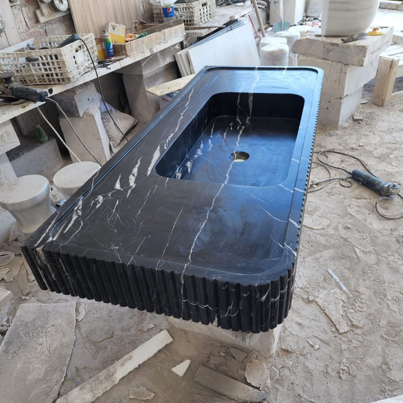 Nero Marquina Mermer Lavabo – 48" Yivli Siyah Duvara Monte Lüks Banyo Tezgahı - Görsel 3