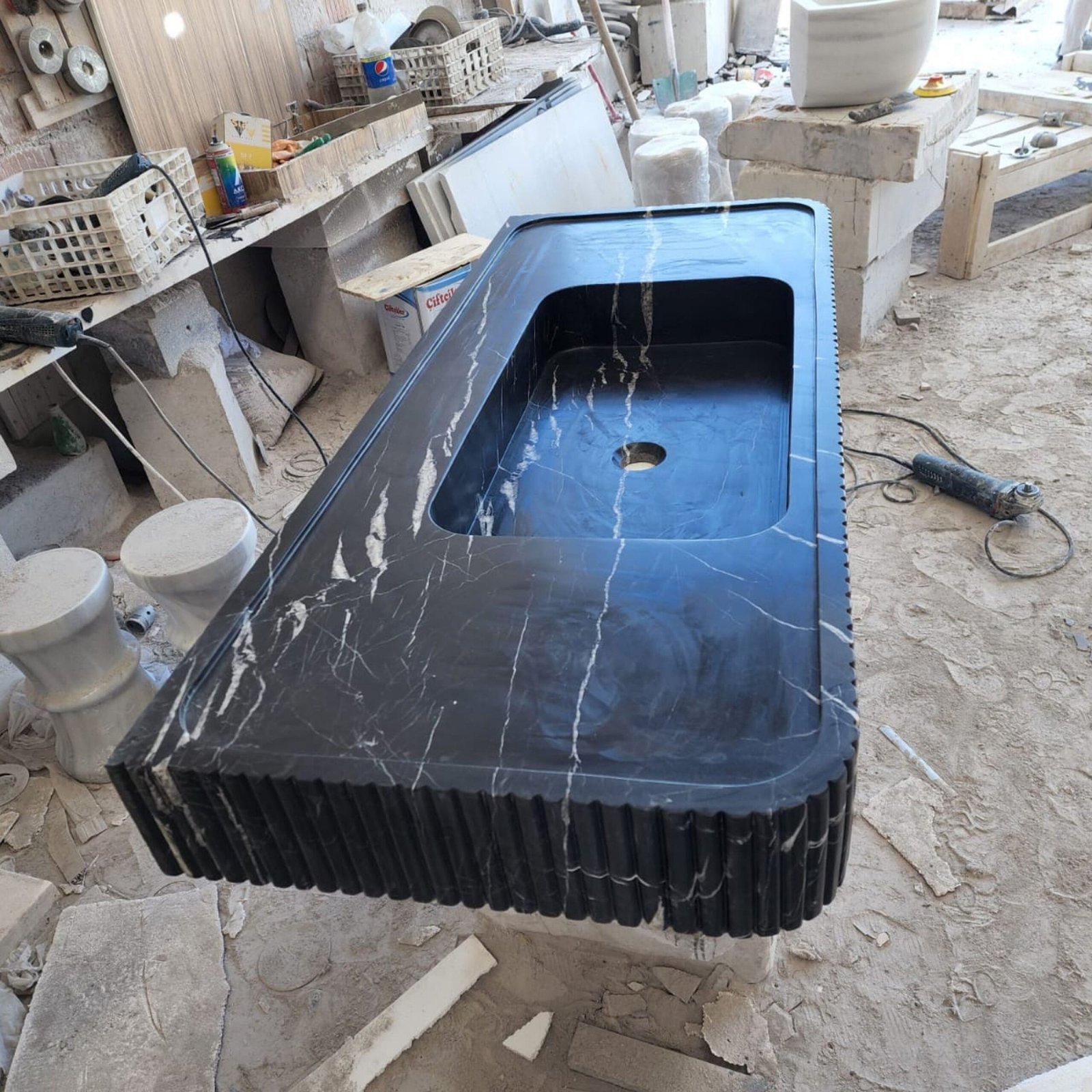 Nero Marquina Mermer Lavabo – 48" Yivli Siyah Duvara Monte Lüks Banyo Tezgahı - Görsel 8