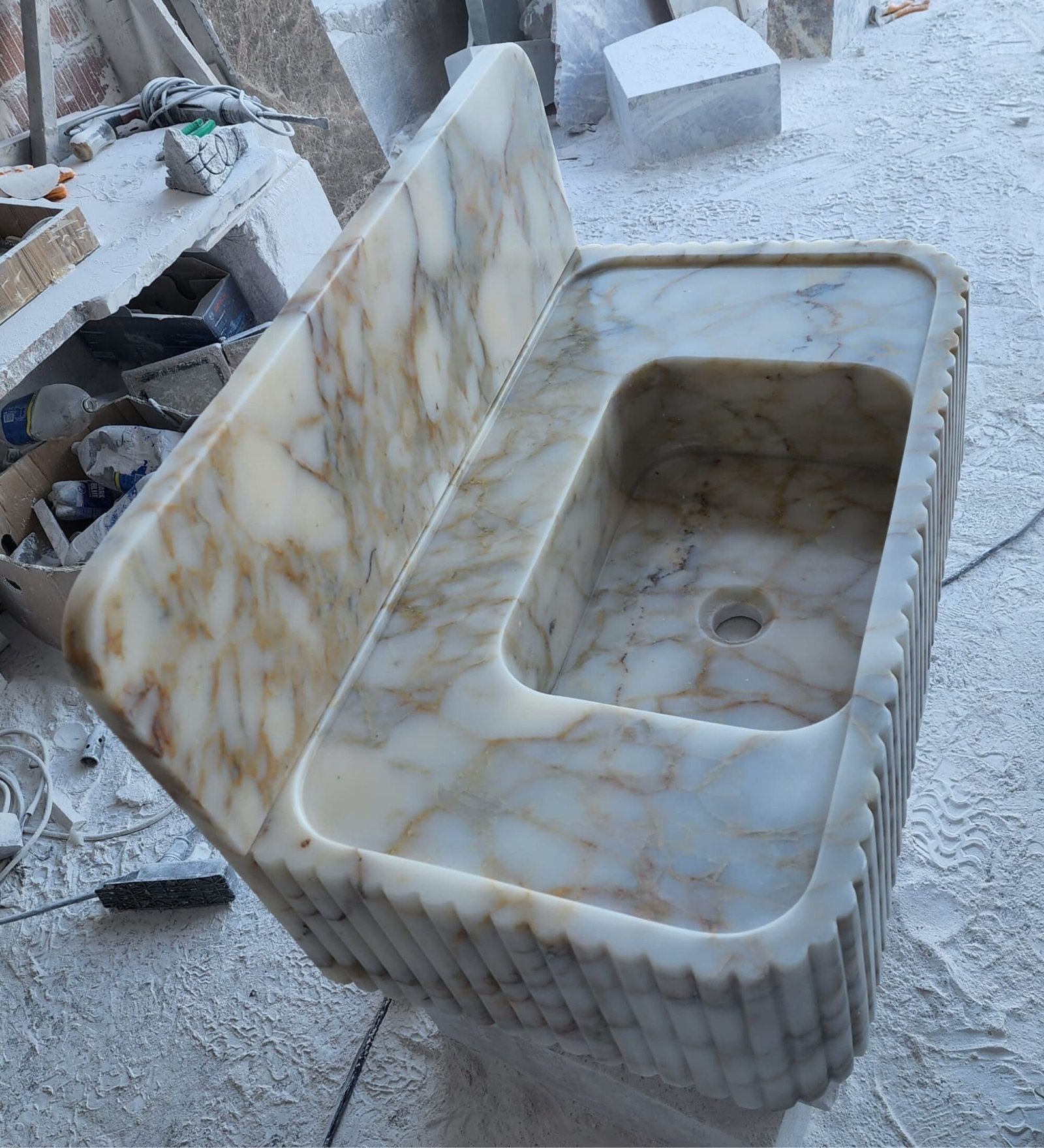 Calacatta Gold Mermer Lavabo – Sırtlıklı, Duvar Montajlı veya Tezgah Üstü Lüks Vanity (30") - Görsel 9