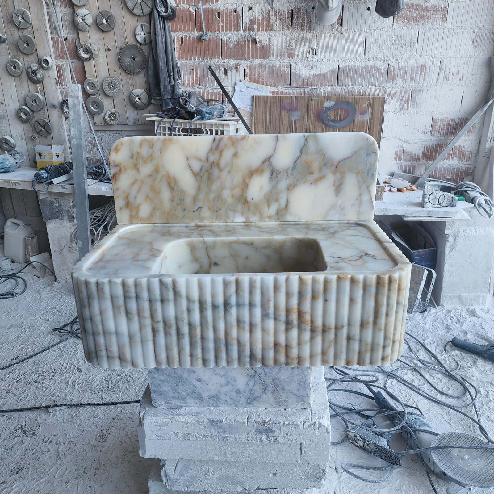Calacatta Gold Mermer Lavabo – Sırtlıklı, Duvar Montajlı veya Tezgah Üstü Lüks Vanity (30") - Görsel 10