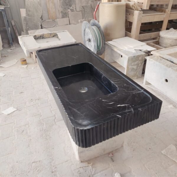 Nero Marquina Mermer Lavabo – Fluted Ön Yüzeyli Siyah Duvar Montajlı Vanity (48")