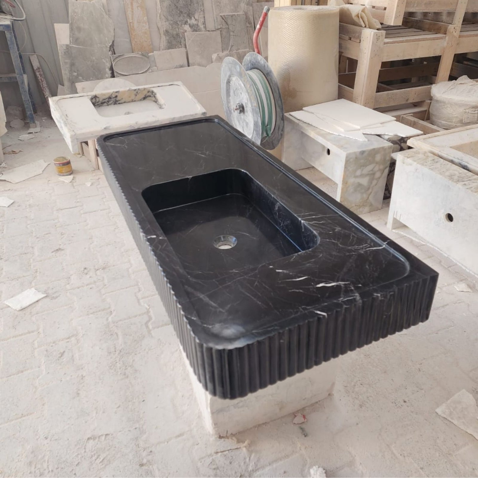 Nero Marquina Mermer Lavabo – Fluted Ön Yüzeyli Siyah Duvar Montajlı Vanity (48")