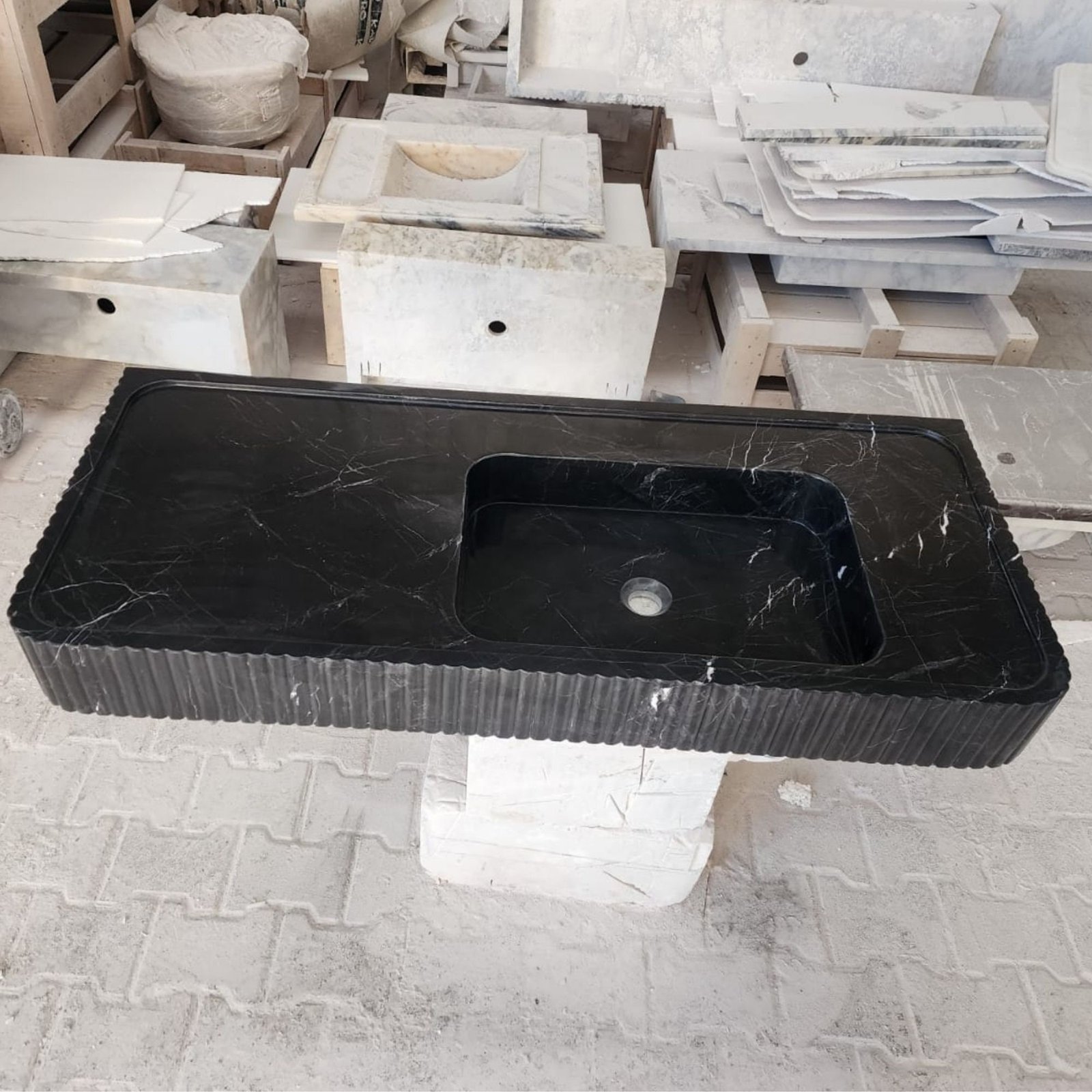Nero Marquina Mermer Lavabo – Fluted Ön Yüzeyli Siyah Duvar Montajlı Vanity (48") - Görsel 5