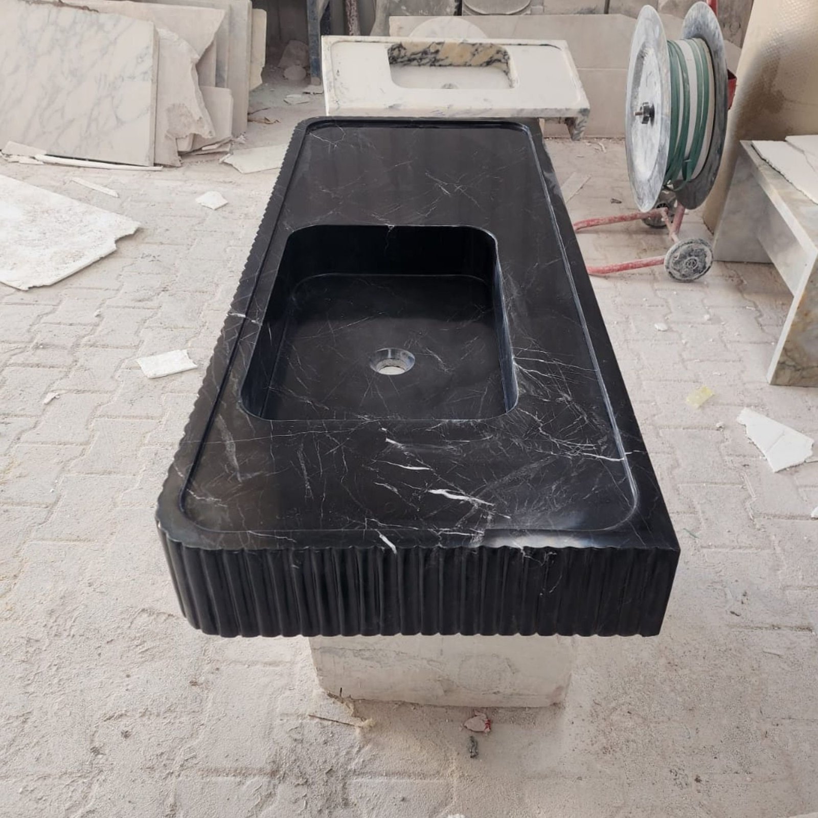 Nero Marquina Mermer Lavabo – Fluted Ön Yüzeyli Siyah Duvar Montajlı Vanity (48") - Görsel 7