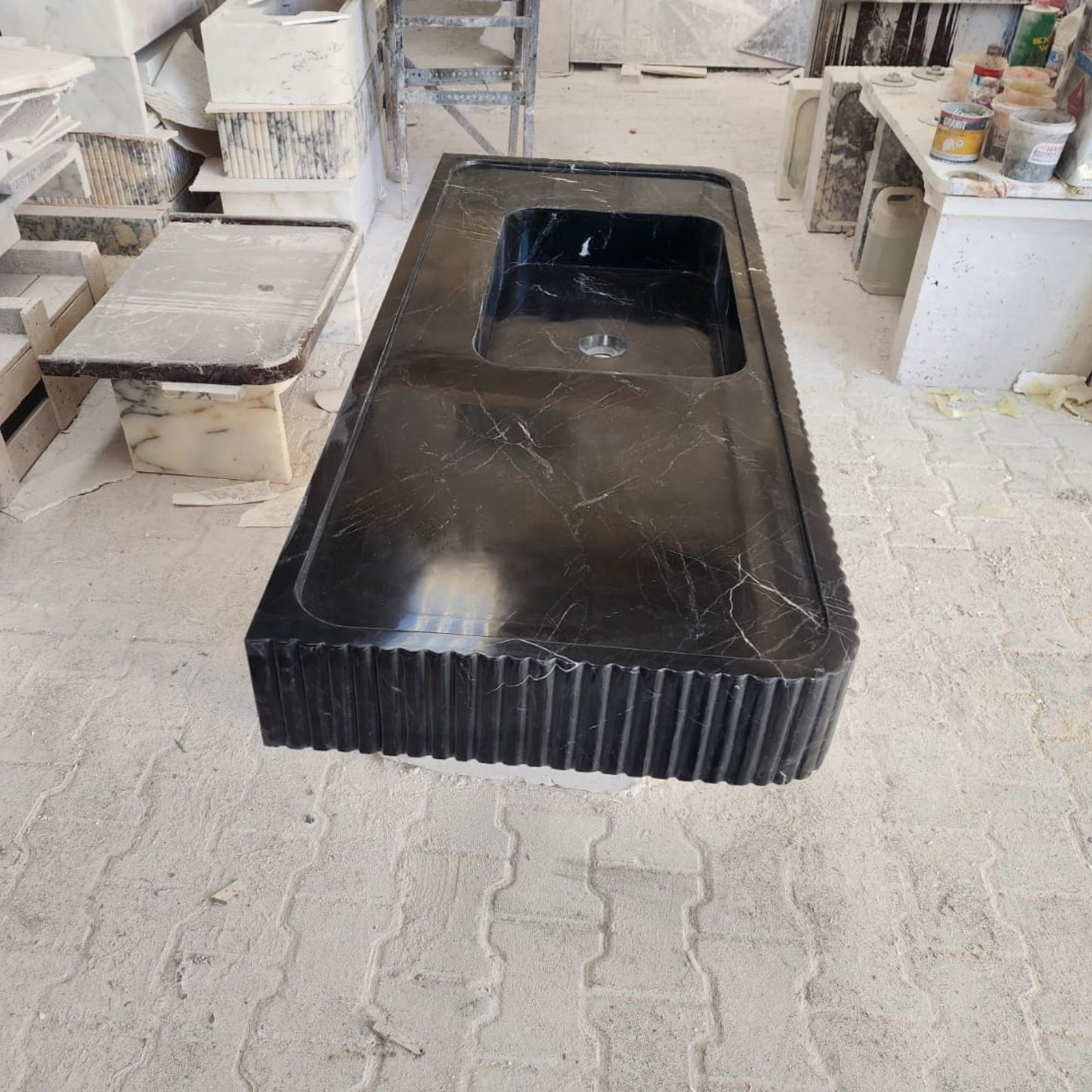 Nero Marquina Mermer Lavabo – Fluted Ön Yüzeyli Siyah Duvar Montajlı Vanity (48") - Görsel 6