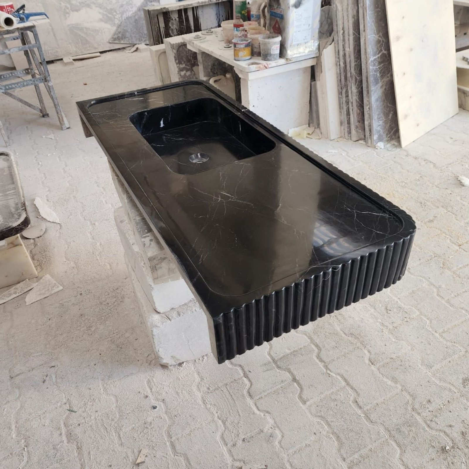 Nero Marquina Mermer Lavabo – Fluted Ön Yüzeyli Siyah Duvar Montajlı Vanity (48") - Görsel 8