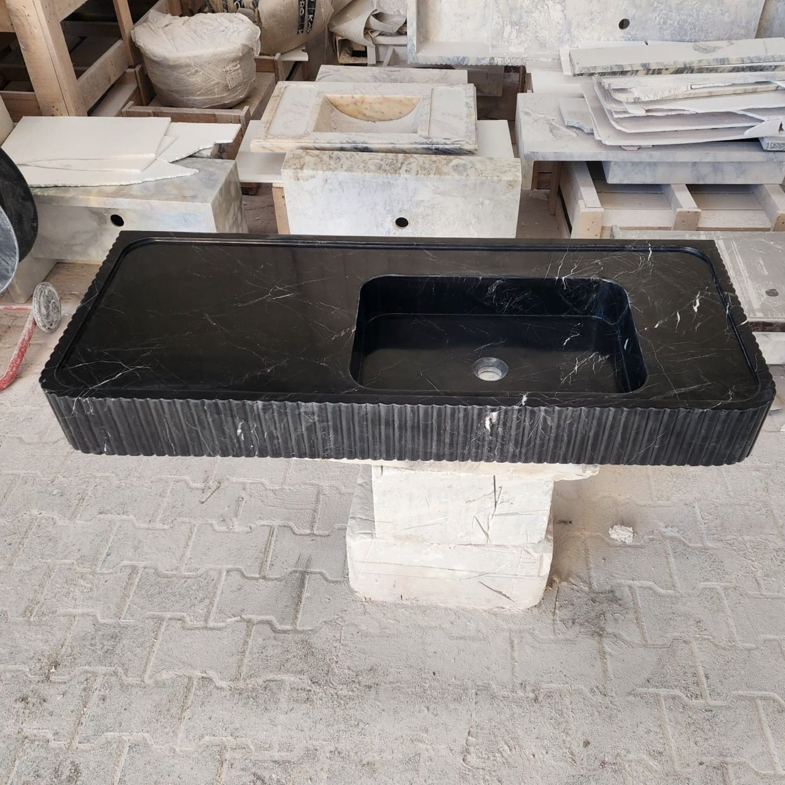 Nero Marquina Mermer Lavabo – Fluted Ön Yüzeyli Siyah Duvar Montajlı Vanity (48") - Görsel 2