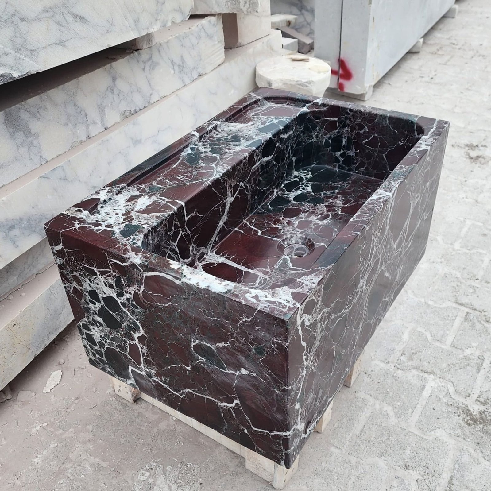 Rossa Levanto Kırmızı Mermer Lavabo – El Yapımı Farmhouse Lüks Basin