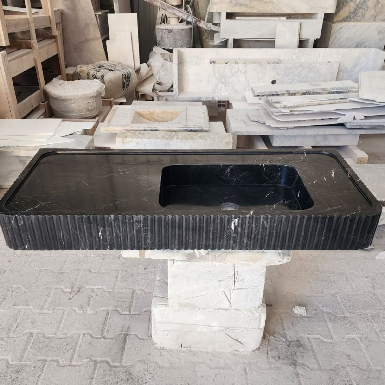 Nero Marquina Mermer Lavabo – Fluted Ön Yüzeyli Siyah Duvar Montajlı Vanity (48") - Görsel 4