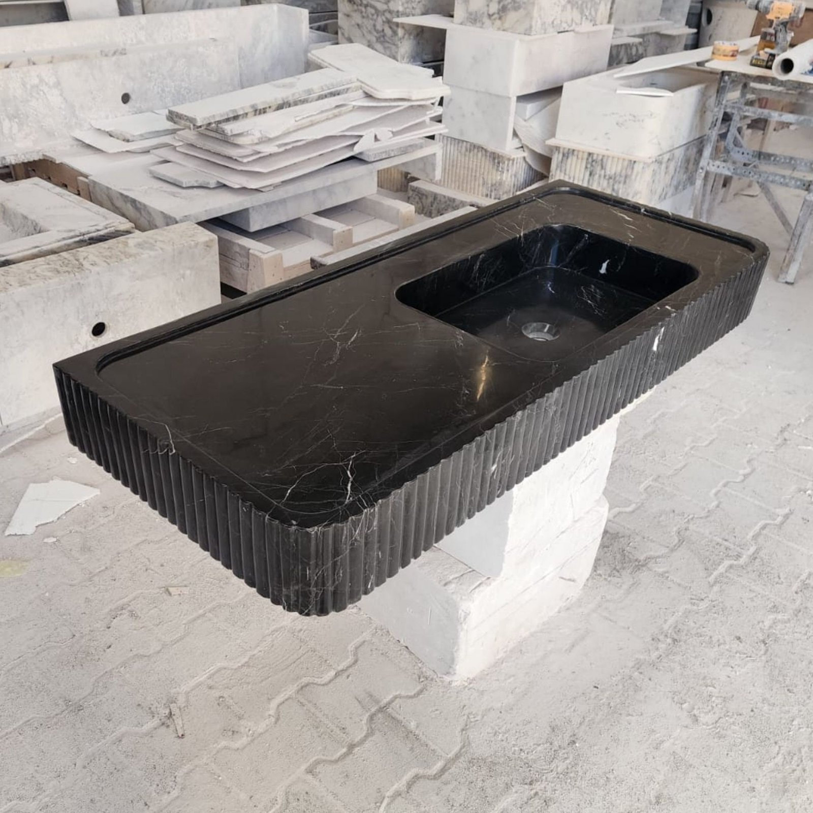 Nero Marquina Mermer Lavabo – Fluted Ön Yüzeyli Siyah Duvar Montajlı Vanity (48") - Görsel 3