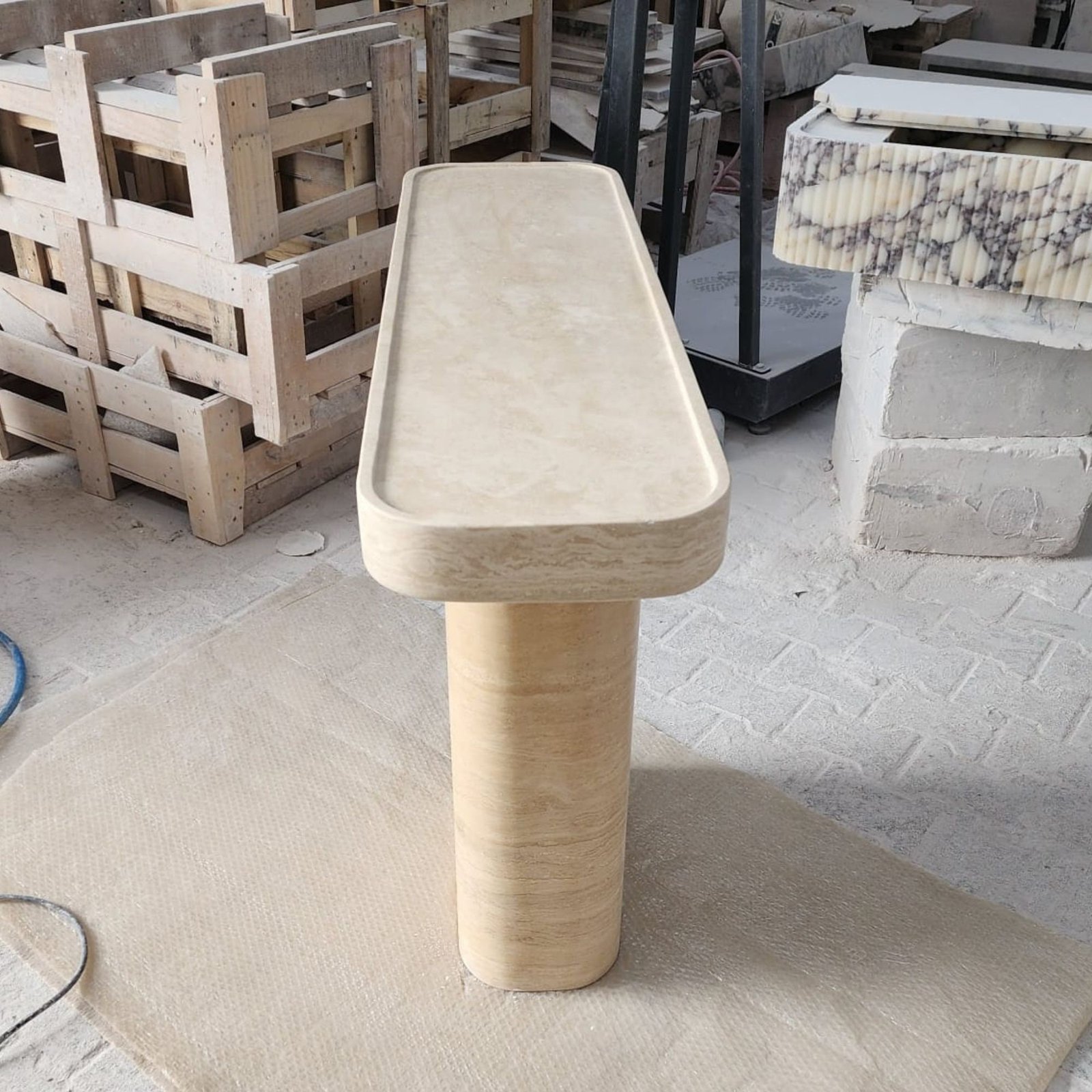 Traverten Mermer Orta Sehpa – Heykelsi Ayaklı Modern Tasarım Coffee Table - Görsel 3