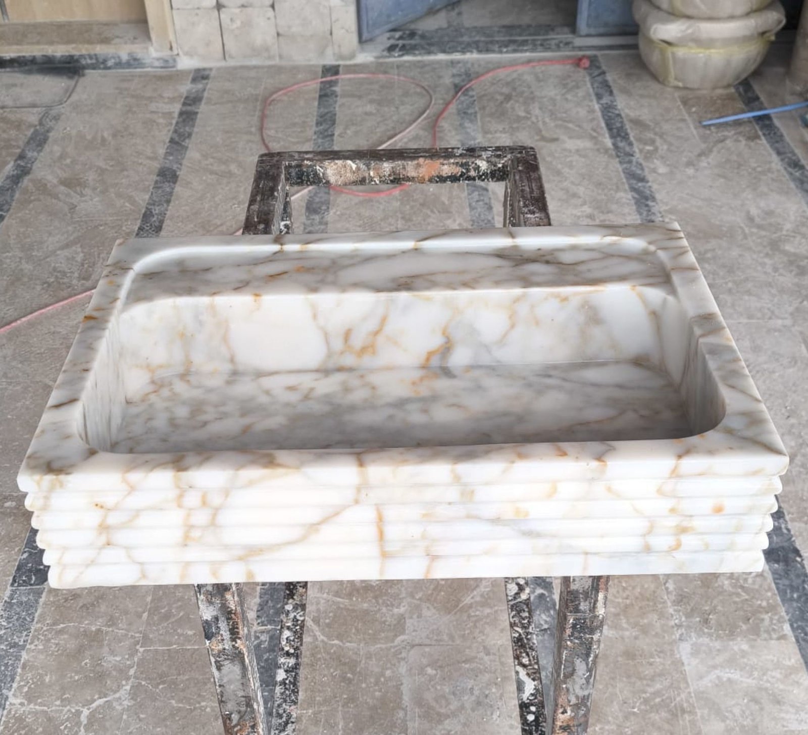 Calacatta Gold Mermer Lavabo – Yivli (Ribbed) Dikdörtgen Duvar Tipi Lüks Banyo Lavabosu (24") - Görsel 4