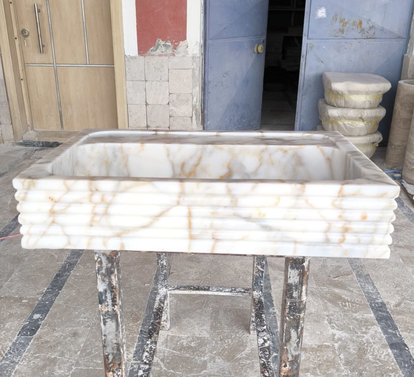 Calacatta Gold Mermer Lavabo – Yivli (Ribbed) Dikdörtgen Duvar Tipi Lüks Banyo Lavabosu (24") - Görsel 3