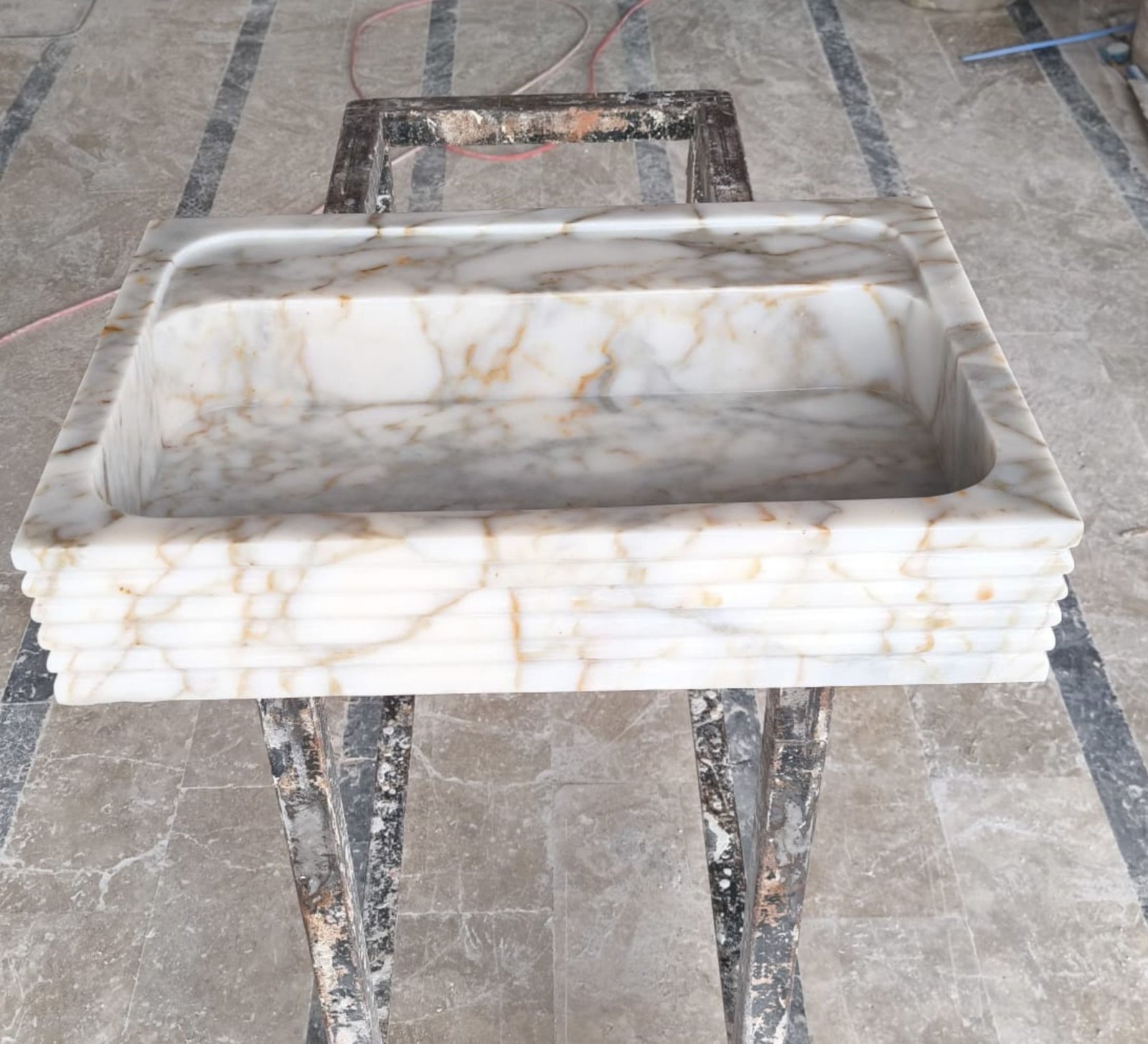 Calacatta Gold Mermer Lavabo – Yivli (Ribbed) Dikdörtgen Duvar Tipi Lüks Banyo Lavabosu (24") - Görsel 7