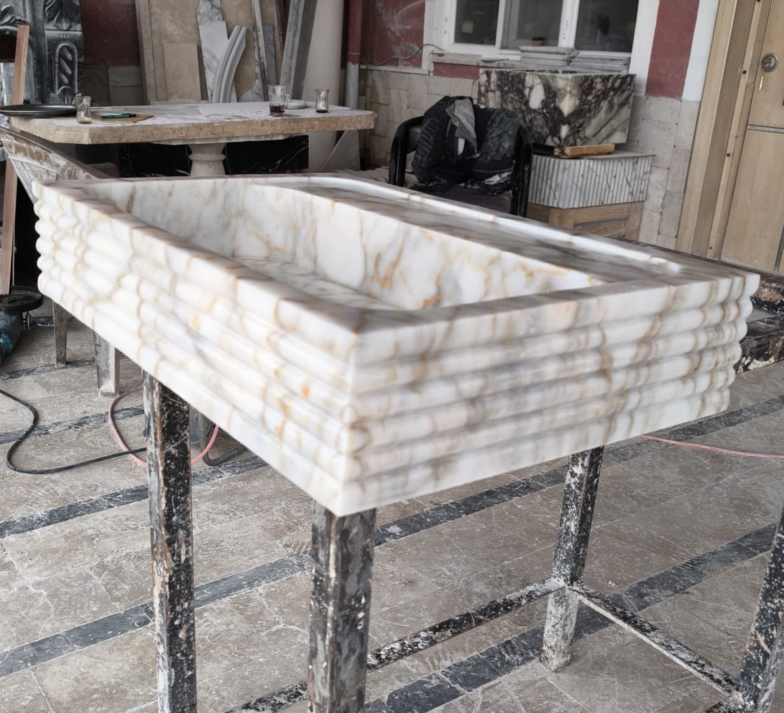 Calacatta Gold Mermer Lavabo – Yivli (Ribbed) Dikdörtgen Duvar Tipi Lüks Banyo Lavabosu (24") - Görsel 2