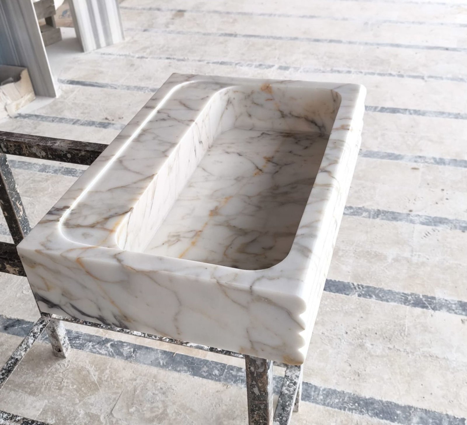 Calacatta Gold Mermer Lavabo – Duvar Montajlı El Oyma Lüks Taş Lavabo (24") - Görsel 7