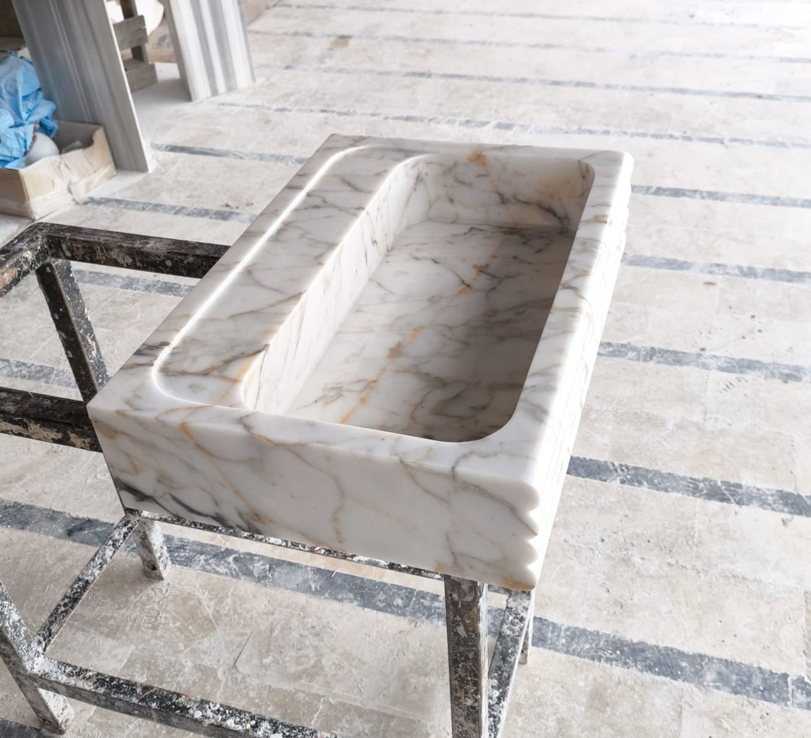 Calacatta Gold Mermer Lavabo – Duvar Montajlı El Oyma Lüks Taş Lavabo (24") - Görsel 4