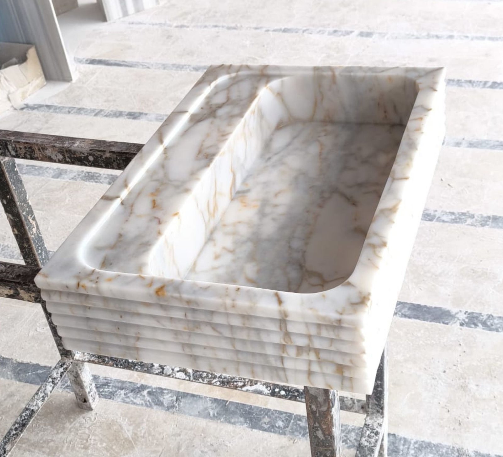 Calacatta Gold Mermer Lavabo – Yivli (Ribbed) Dikdörtgen Duvar Tipi Lüks Banyo Lavabosu (24") - Görsel 6