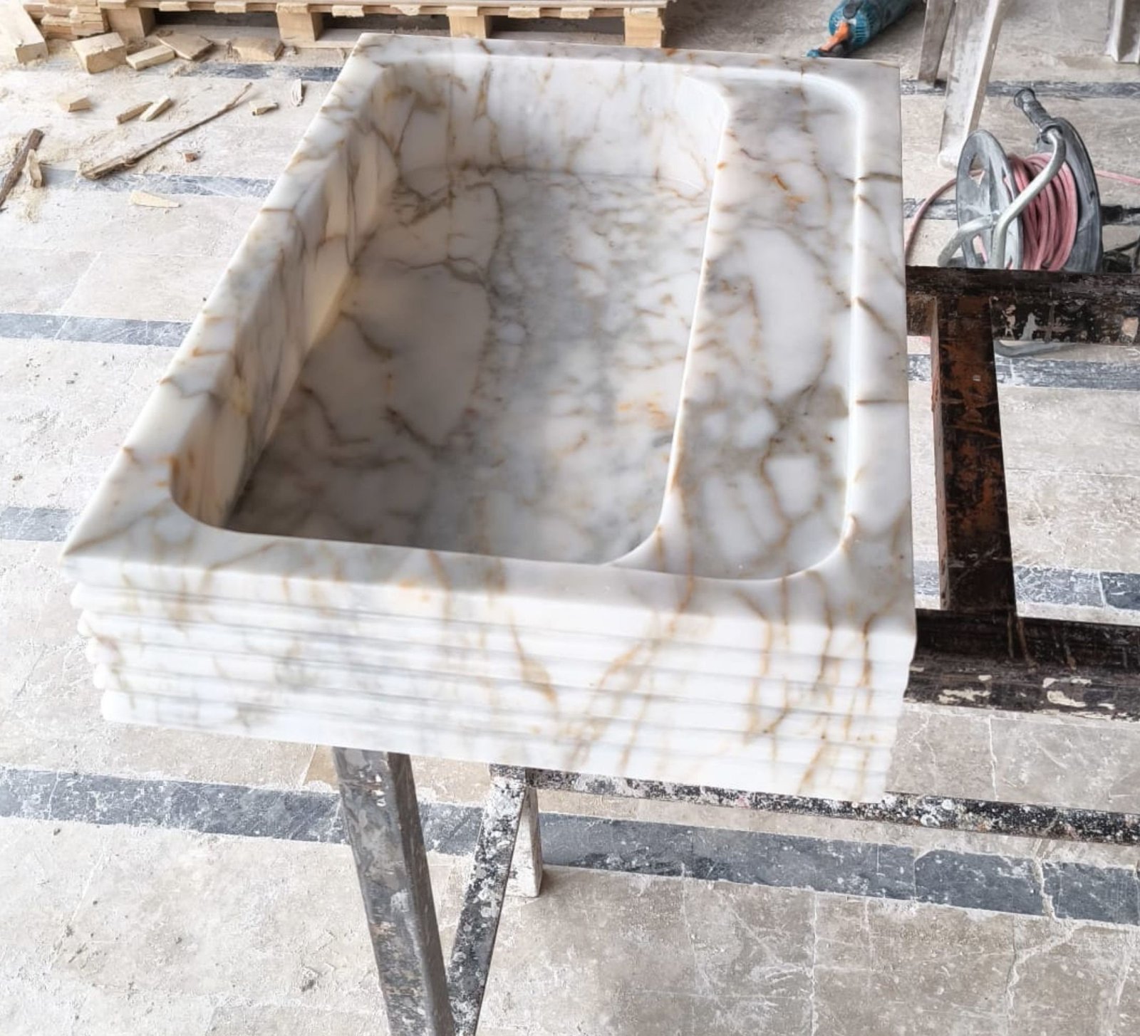 Calacatta Gold Mermer Lavabo – Yivli (Ribbed) Dikdörtgen Duvar Tipi Lüks Banyo Lavabosu (24") - Görsel 8