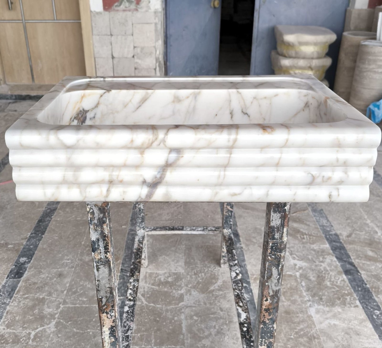 Calacatta Gold Mermer Lavabo – Duvar Montajlı El Oyma Lüks Taş Lavabo (24") - Görsel 3
