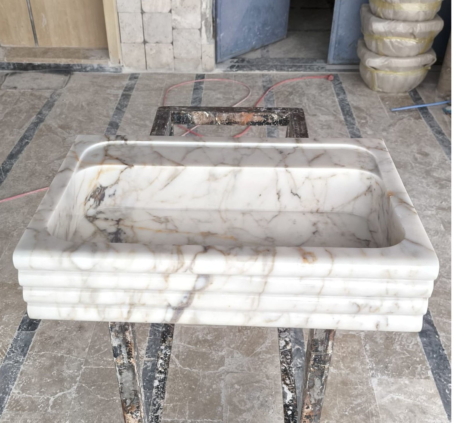 Calacatta Gold Mermer Lavabo – Duvar Montajlı El Oyma Lüks Taş Lavabo (24") - Görsel 2