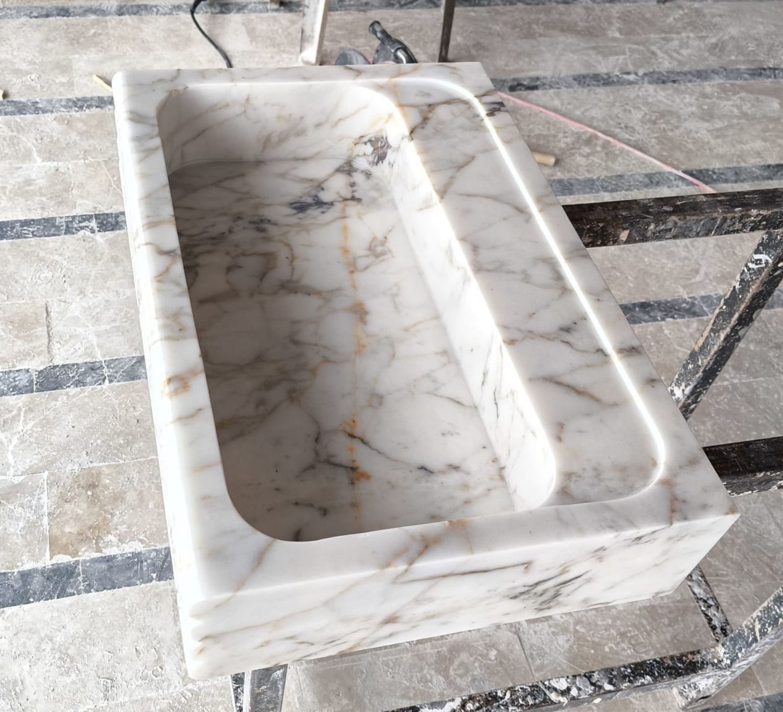 Calacatta Gold Mermer Lavabo – Duvar Montajlı El Oyma Lüks Taş Lavabo (24") - Görsel 5