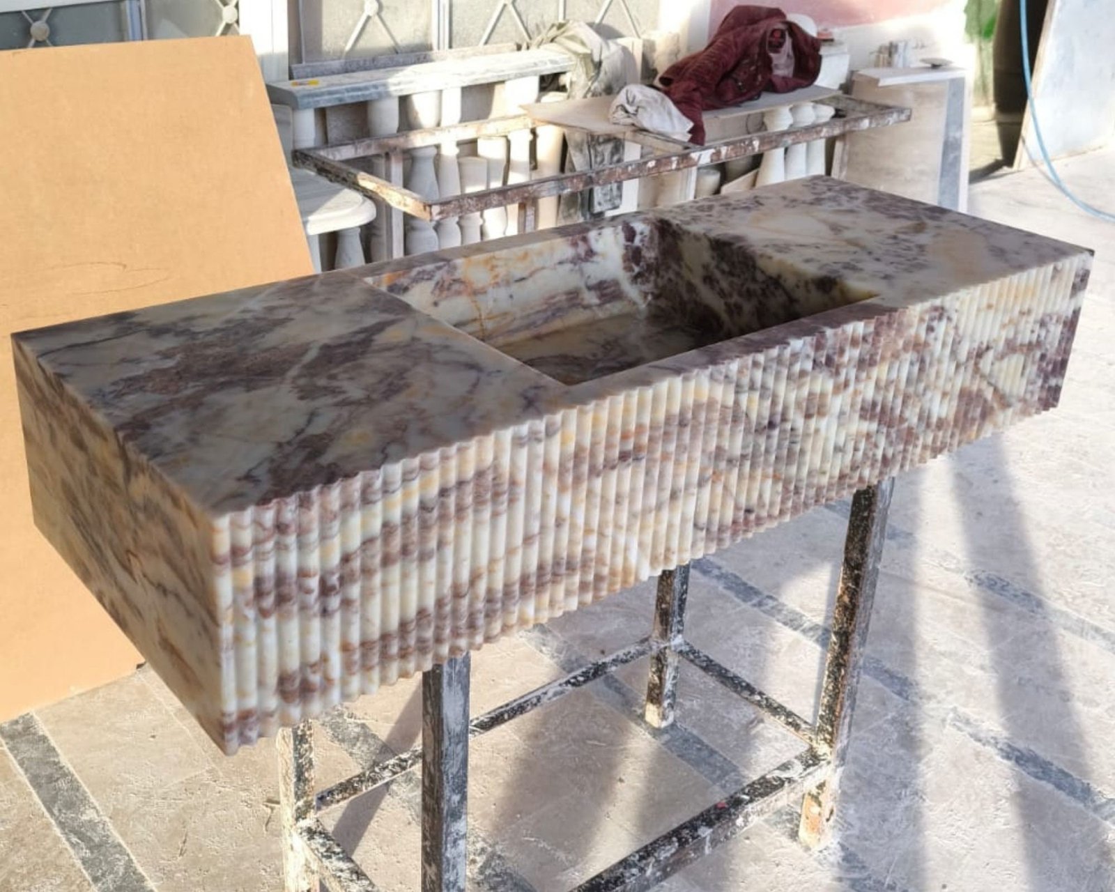 Calacatta Viola Mermer Lavabo – Grooved Ön Yüzeyli El Oyma Duvara Monte Lüks Vanity - Görsel 2