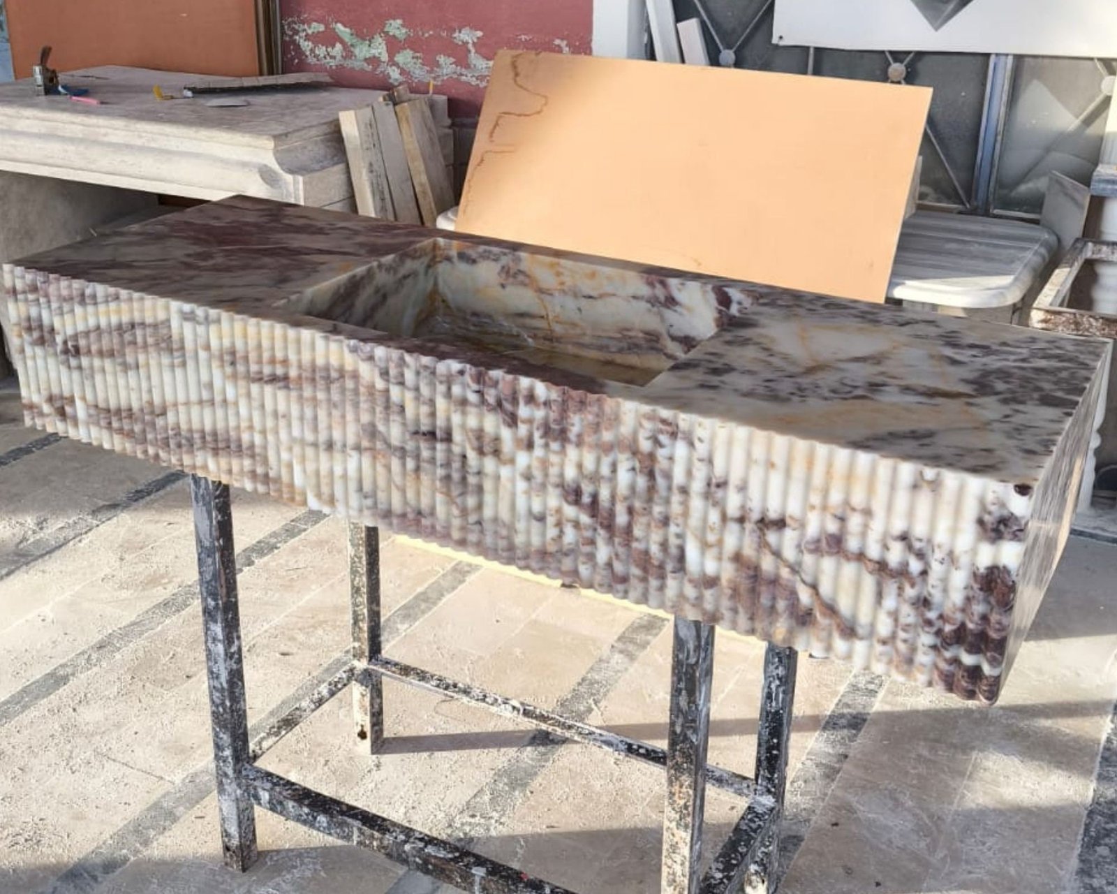 Calacatta Viola Mermer Lavabo – Grooved Ön Yüzeyli El Oyma Duvara Monte Lüks Vanity - Görsel 3