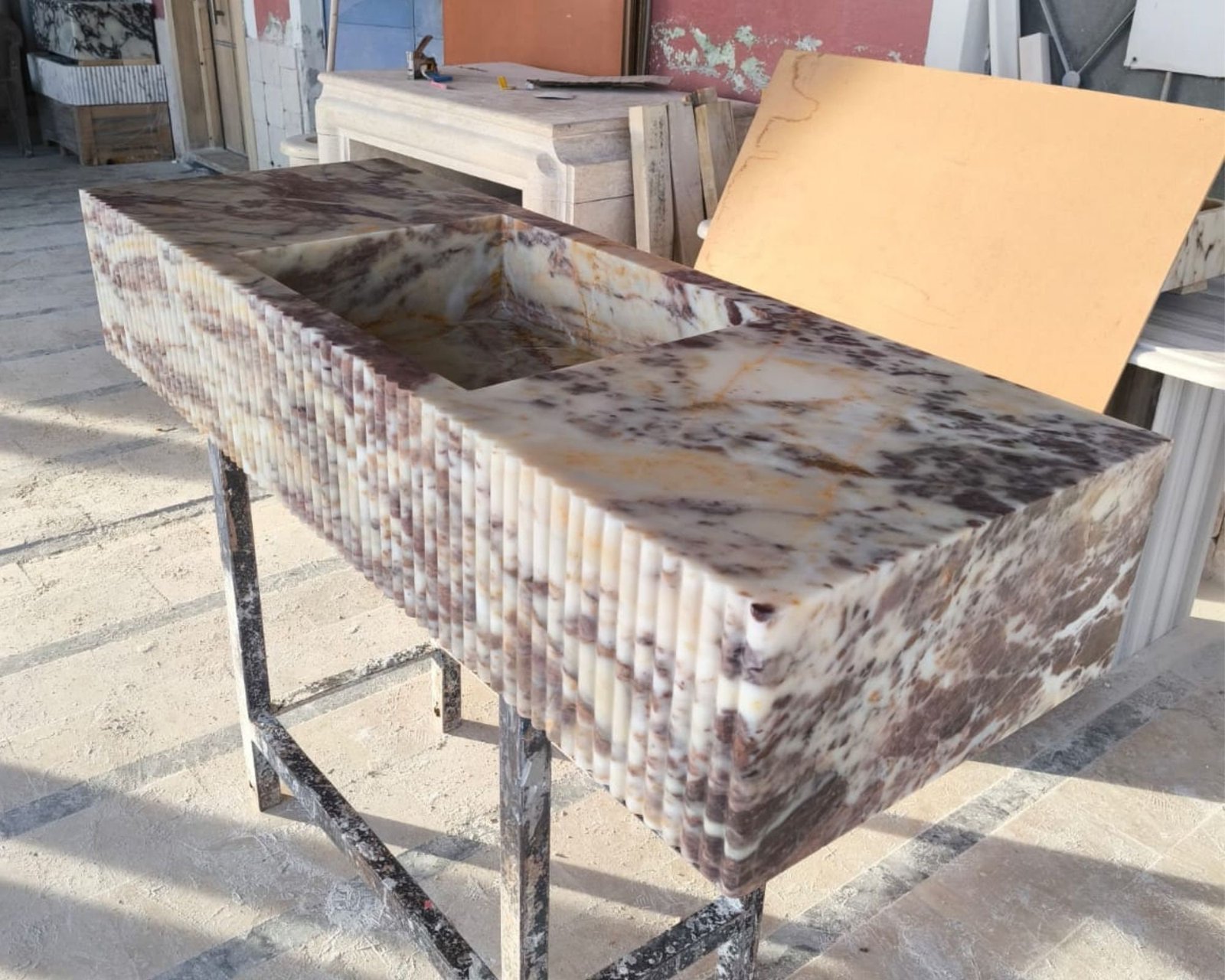 Calacatta Viola Mermer Lavabo – Grooved Ön Yüzeyli El Oyma Duvara Monte Lüks Vanity