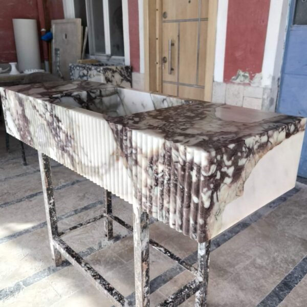 Calacatta Monet Mermer Lavabo – Büyük Boy Duvar Montajlı Lüks Taş Vanity (55")