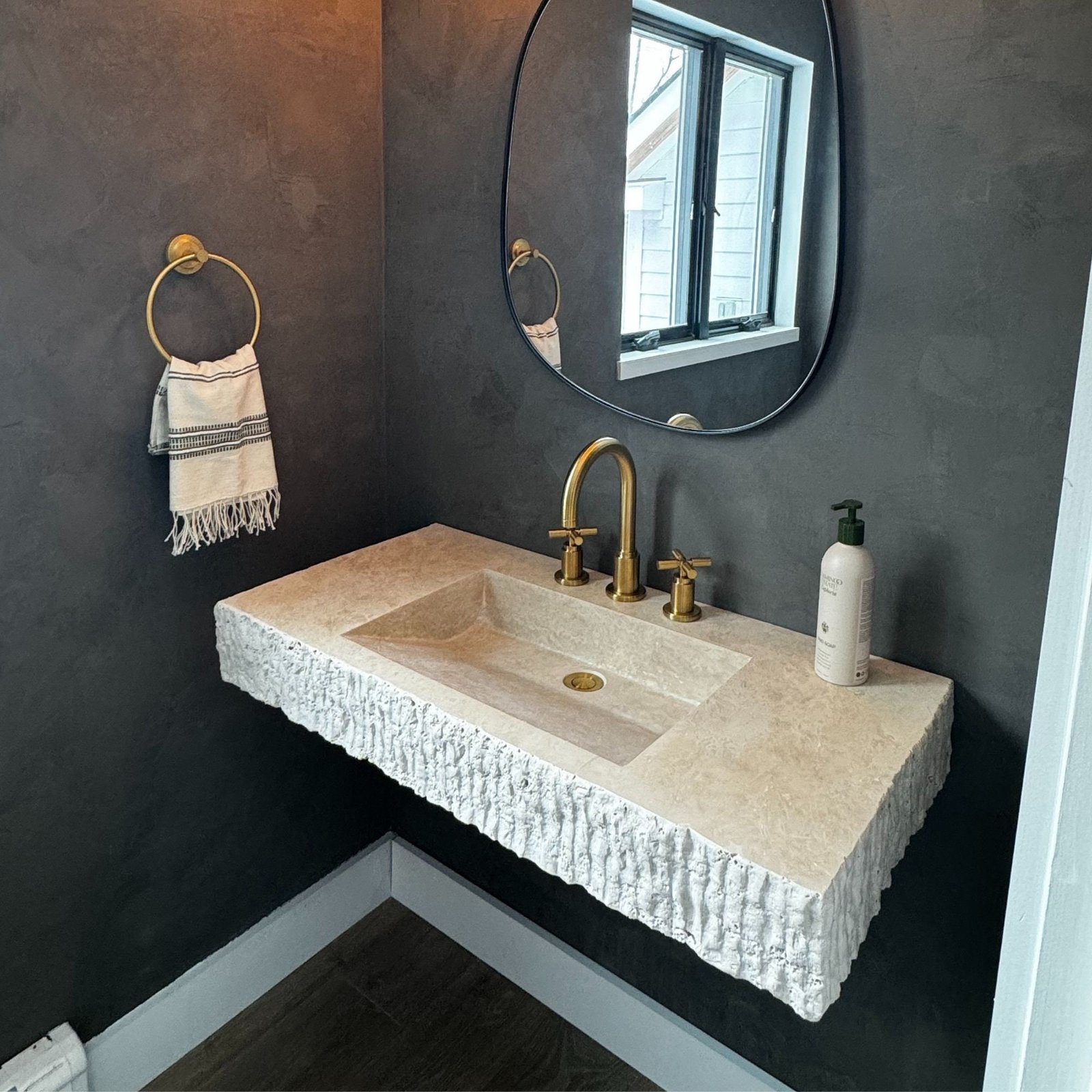 Traverten Mermer Lavabo – Split Face Yüzeyli Duvara Monte Rustic Vanity