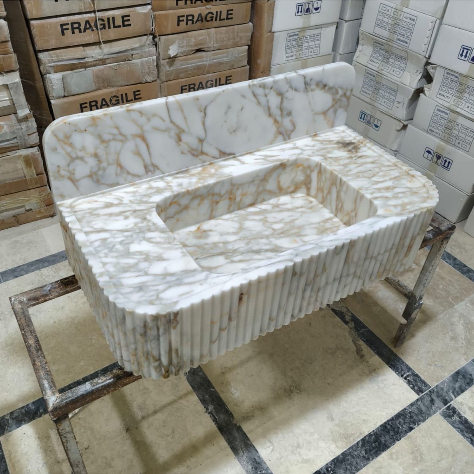 Calacatta Gold Mermer Lavabo – Sırt Panelli Duvara Monte (Floating) Lüks Banyo Tezgahı - Görsel 4