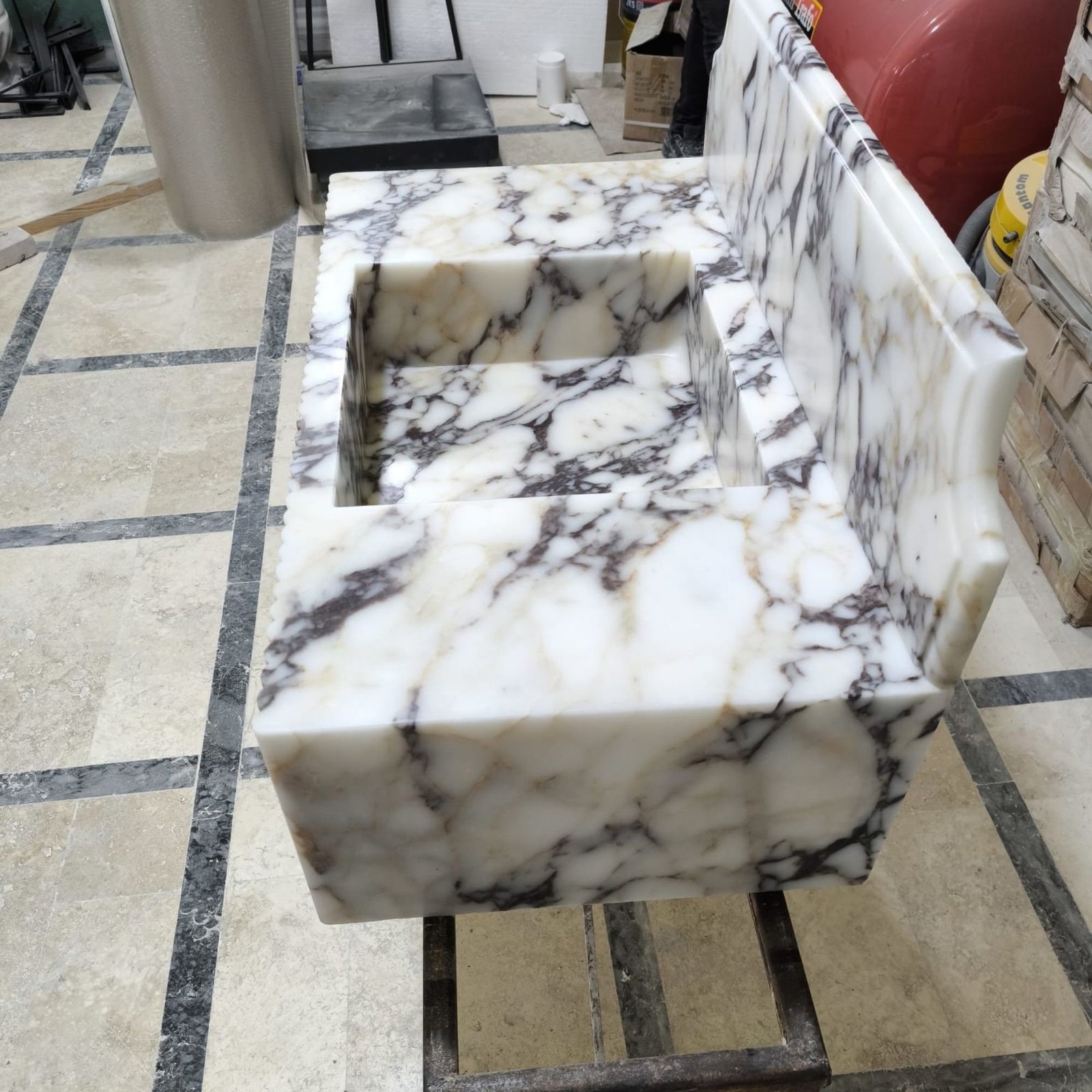 Calacatta Viola Mermer Duvara Monte Lavabo – Flütlü Ön Yüzeyli, Sırt Panelli El Oyması Taş Lavabo - Görsel 7