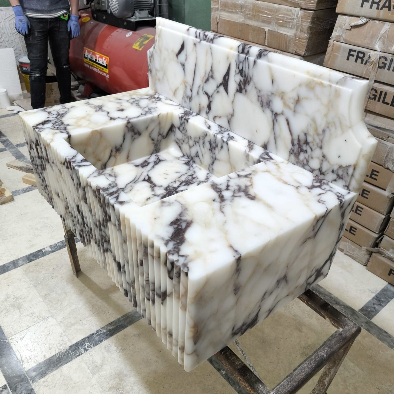 Calacatta Viola Mermer Duvara Monte Lavabo – Flütlü Ön Yüzeyli, Sırt Panelli El Oyması Taş Lavabo - Görsel 6
