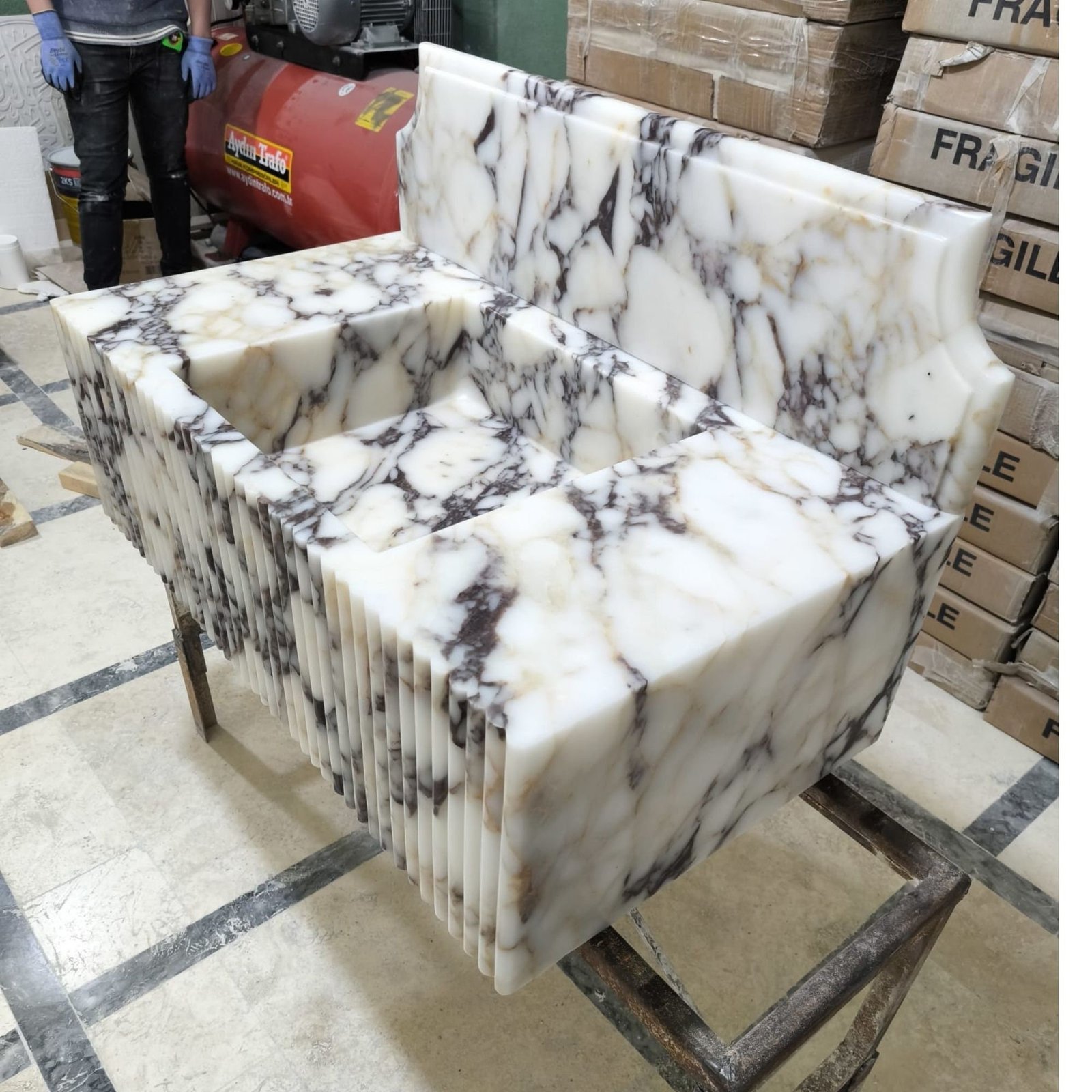Calacatta Viola Mermer Duvara Monte Lavabo – Flütlü Ön Yüzeyli, Sırt Panelli El Oyması Taş Lavabo - Görsel 4