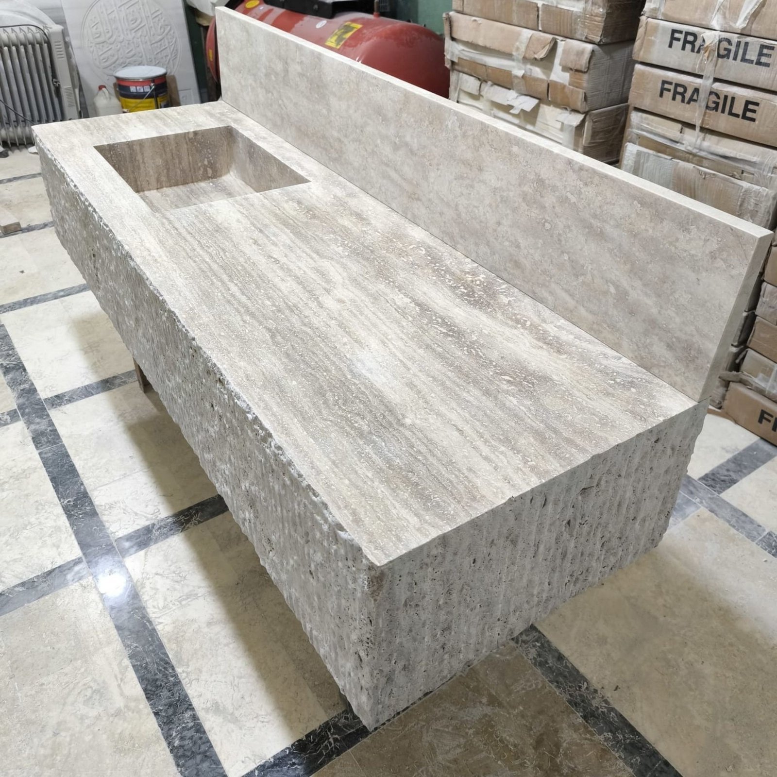 Traverten Mermer Lavabo – 66” Geniş Backsplash’li Duvara Monte / Tezgah Üstü Vanity