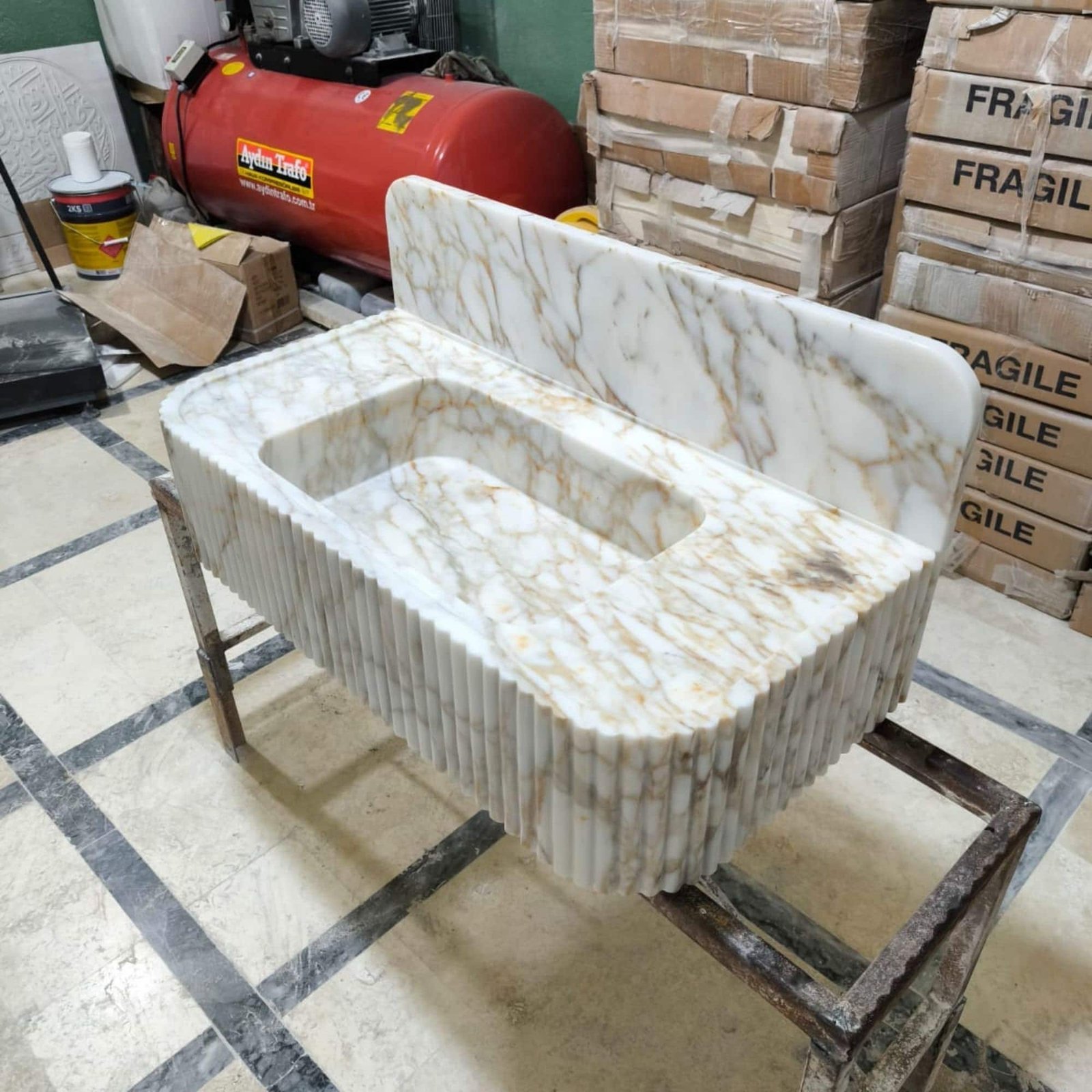 Calacatta Gold Mermer Lavabo – Sırt Panelli Duvara Monte (Floating) Lüks Banyo Tezgahı - Görsel 2