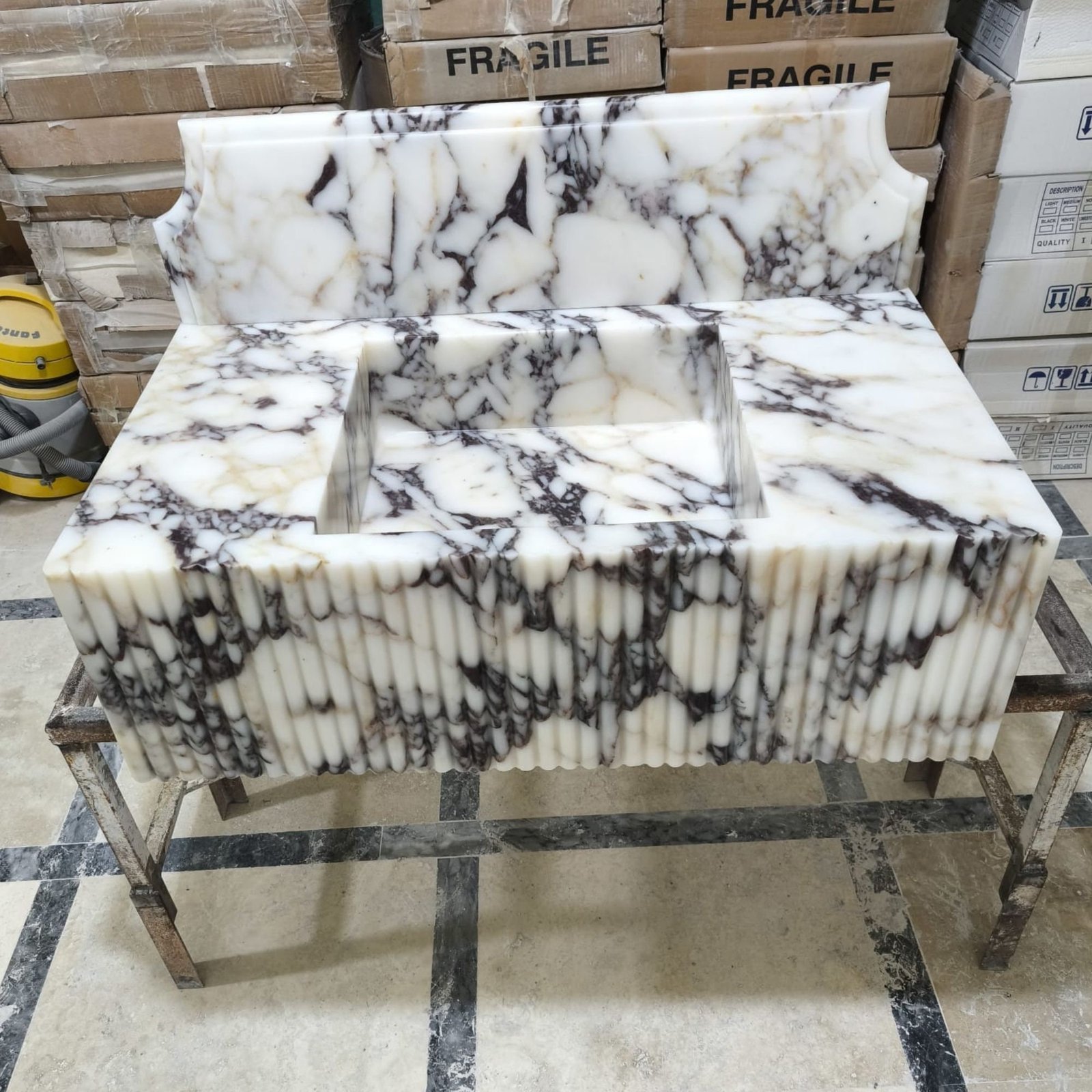 Calacatta Viola Mermer Duvara Monte Lavabo – Flütlü Ön Yüzeyli, Sırt Panelli El Oyması Taş Lavabo - Görsel 3