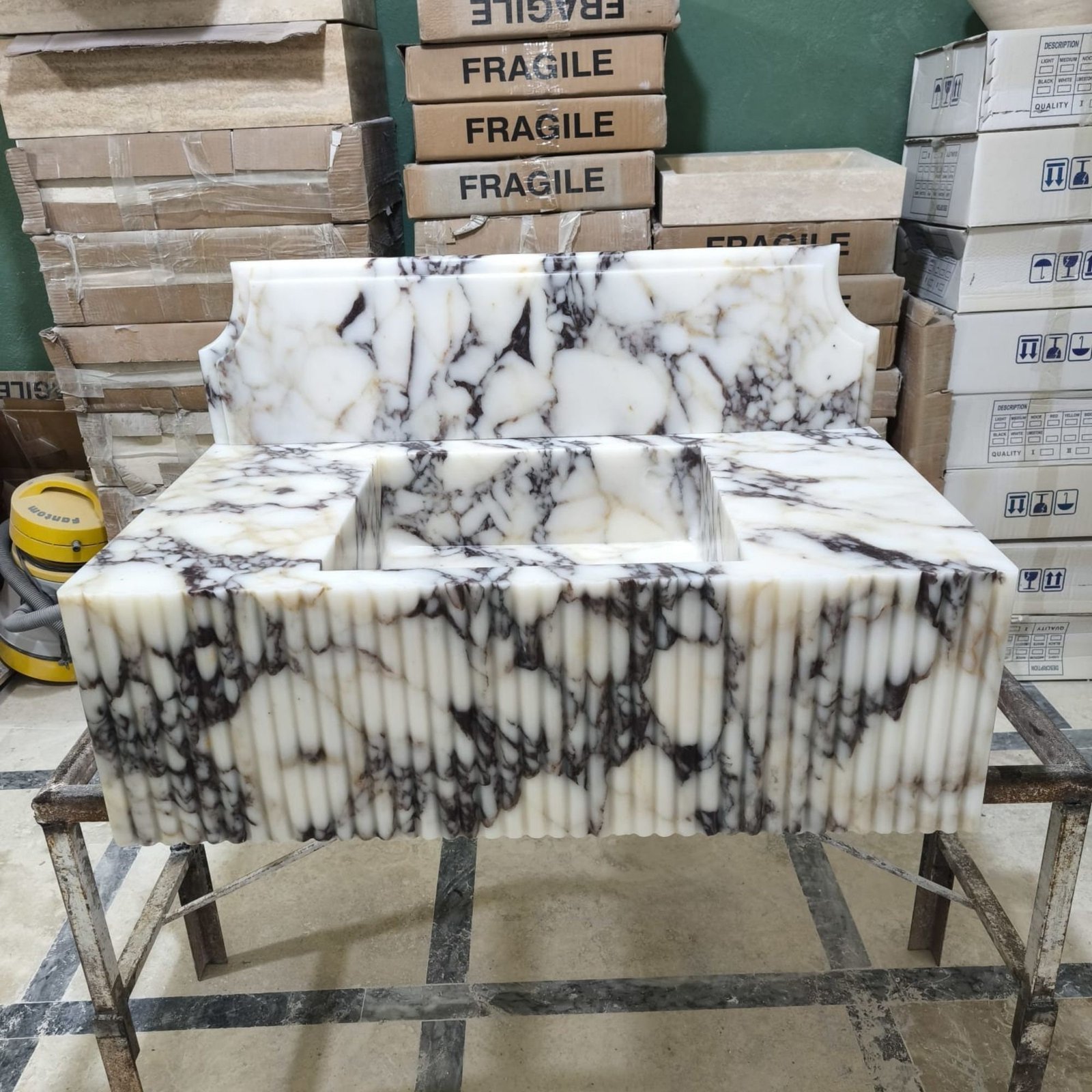 Calacatta Viola Mermer Duvara Monte Lavabo – Flütlü Ön Yüzeyli, Sırt Panelli El Oyması Taş Lavabo