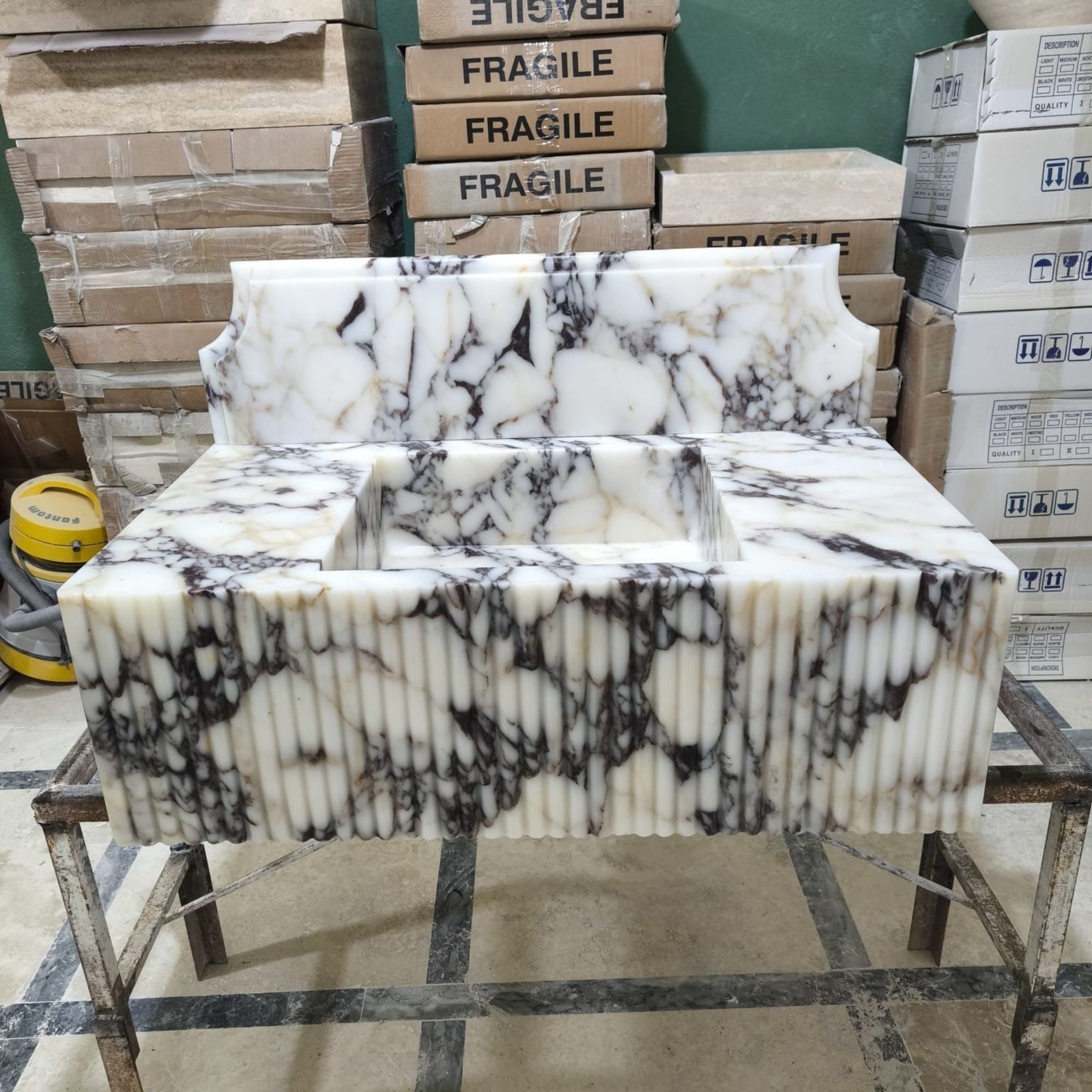 Calacatta Viola Mermer Duvara Monte Lavabo – Flütlü Ön Yüzeyli, Sırt Panelli El Oyması Taş Lavabo - Görsel 2