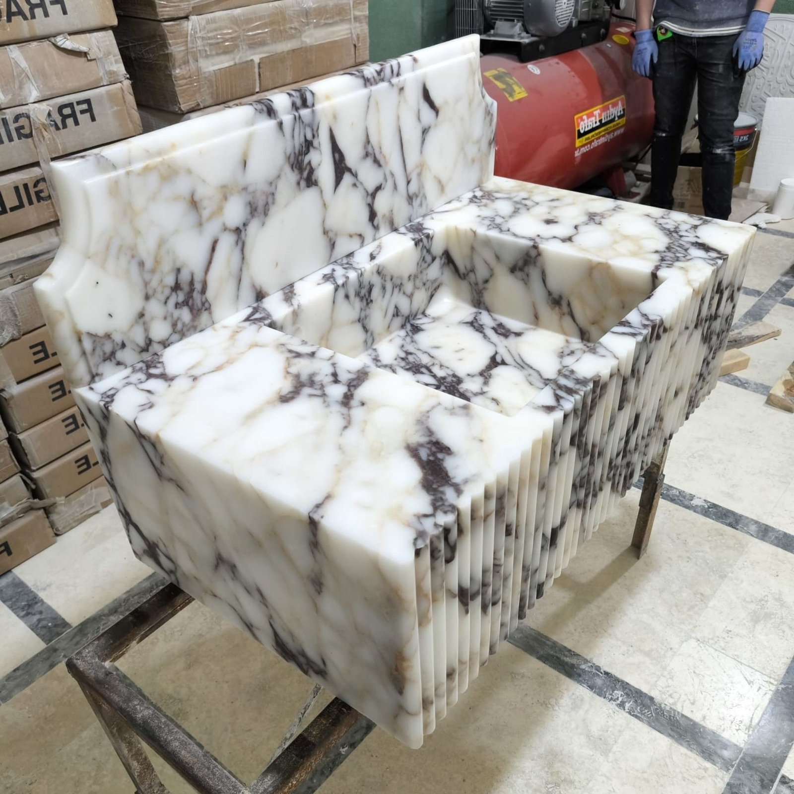 Calacatta Viola Mermer Duvara Monte Lavabo – Flütlü Ön Yüzeyli, Sırt Panelli El Oyması Taş Lavabo - Görsel 5