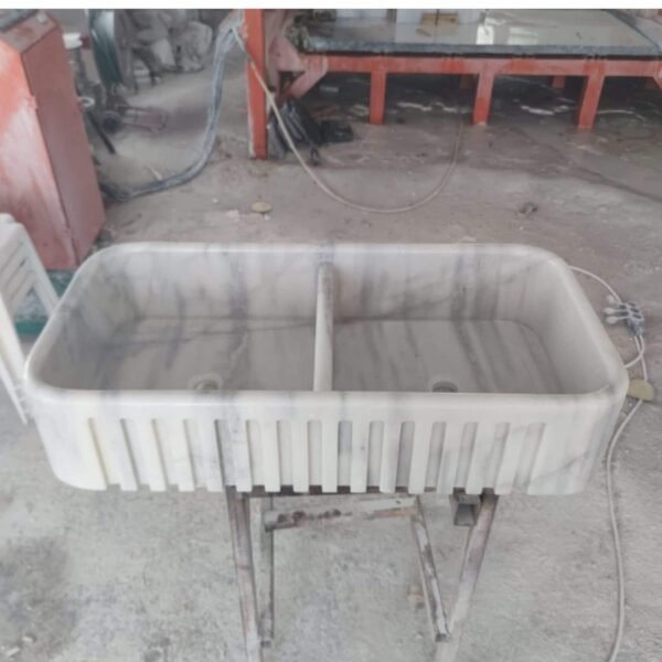 Carrara Mermer Lavabo – Fluted Apron Ön Yüzeyli Duvar Montajlı Farmhouse Vanity (36")