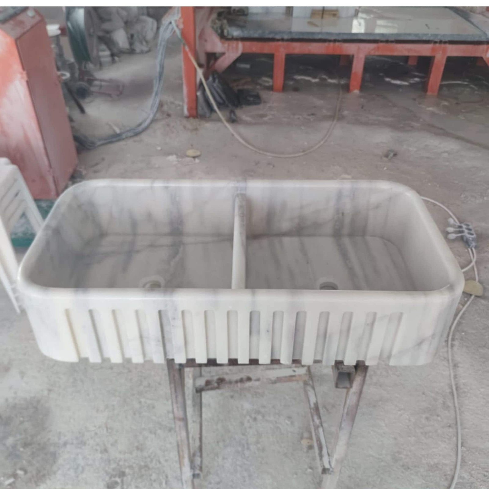 Carrara Mermer Lavabo – Fluted Apron Ön Yüzeyli Duvar Montajlı Farmhouse Vanity (36")
