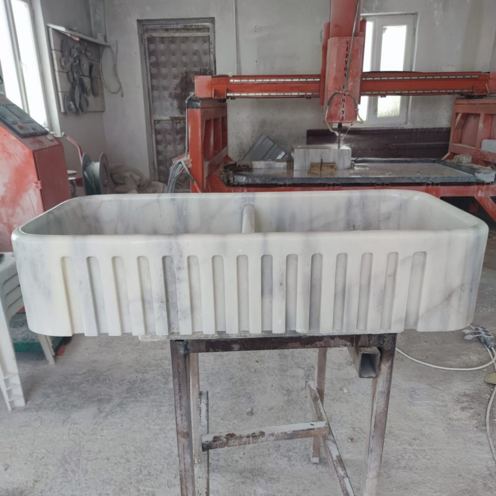 Carrara Mermer Lavabo – Fluted Apron Ön Yüzeyli Duvar Montajlı Farmhouse Vanity (36") - Görsel 8