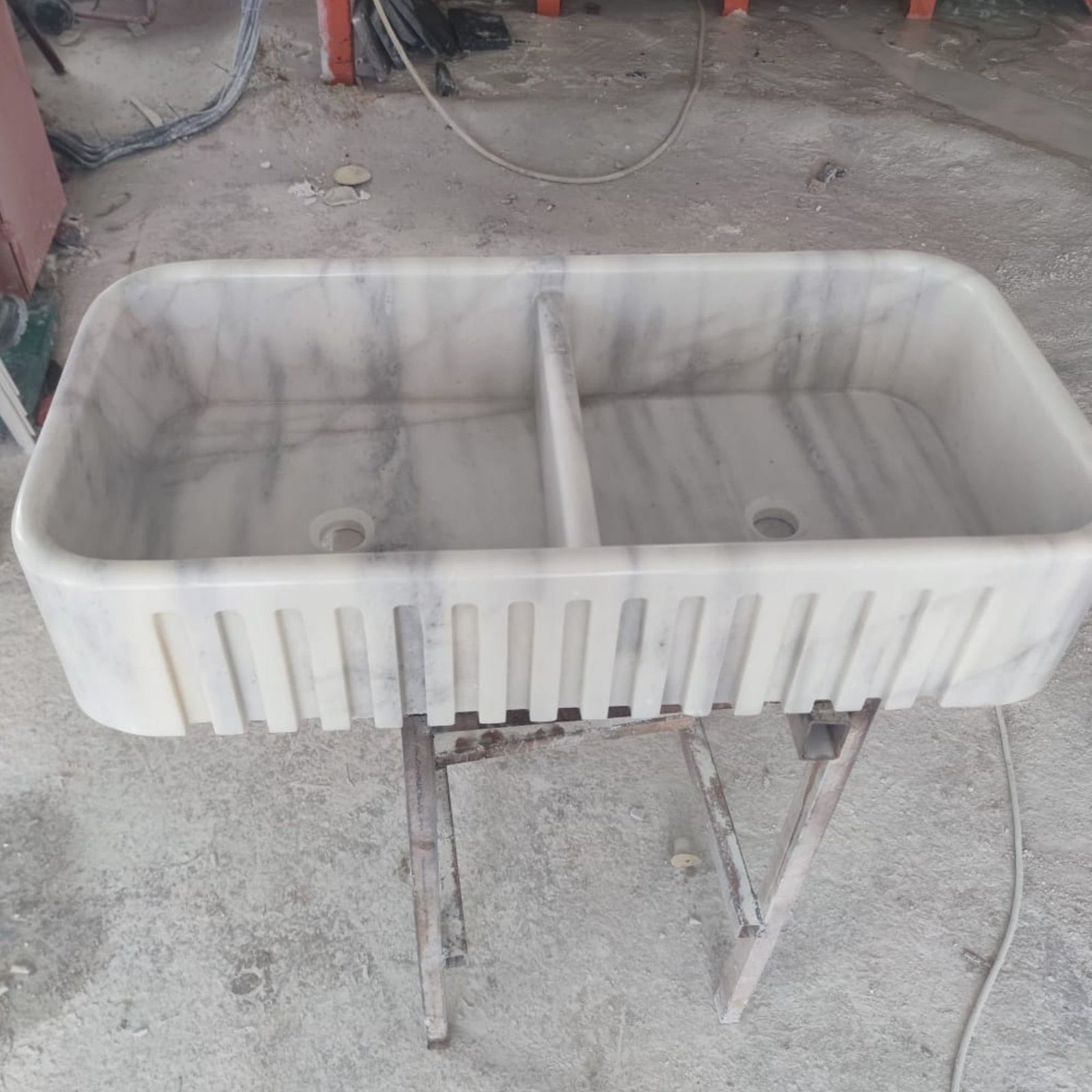 Carrara Mermer Lavabo – Fluted Apron Ön Yüzeyli Duvar Montajlı Farmhouse Vanity (36") - Görsel 7