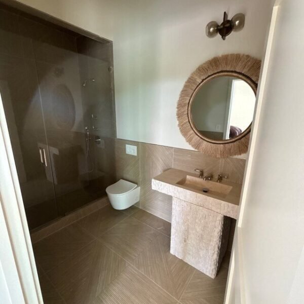 Traverten Kaideli Lavabo – Split Face Dokulu Doğal Taş Banyo Lavabosu (42")